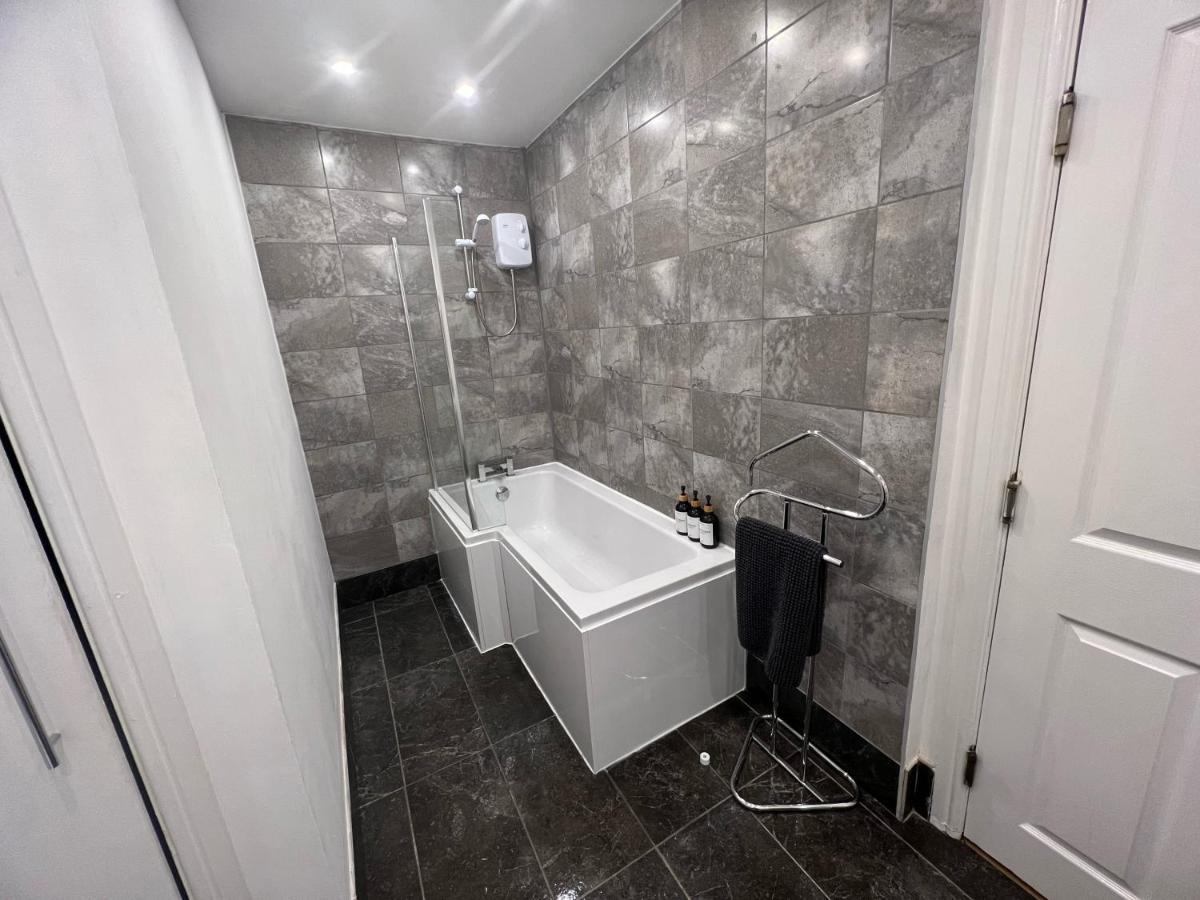 Spacious Ground Floor Suite Comfortably Sleeps Up To Eight ฮาลิแฟกซ์ ภายนอก รูปภาพ